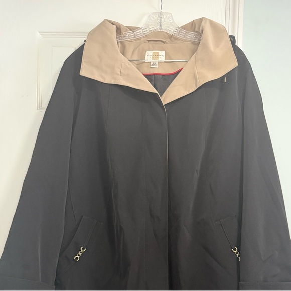 Chic Black Trench Coat with Tan Collar - Picture 4 of 13
